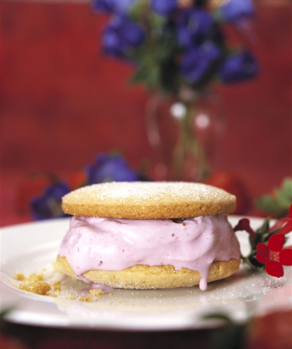 summer dessert recipe: strawberry ice cream sandwich