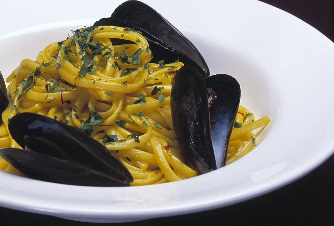 Effortless Linguine with Saffron & Mussels